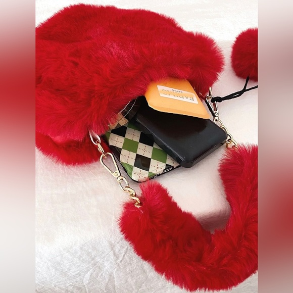 Red Faux Fur Headband And Heart Shaped Purse - Picture 4 of 6